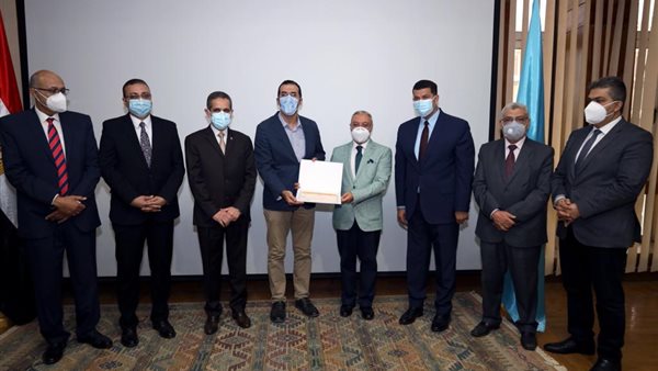 رئيس جامعة طنطا يكرم