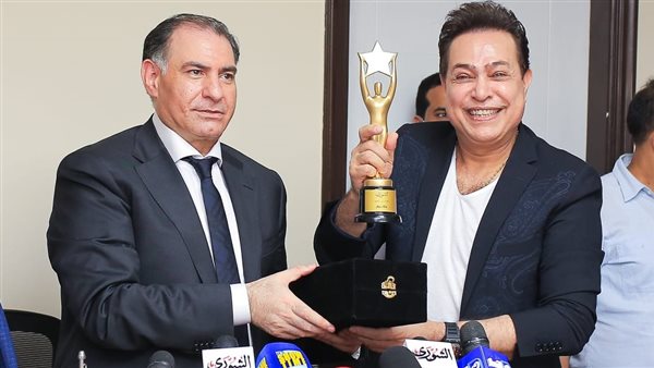 تكريم حكيم في مؤسسة