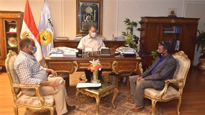 محافظ أسيوط يلتقي وكيل التموين لبحث التوسع في محطات الغاز الطبيعي 