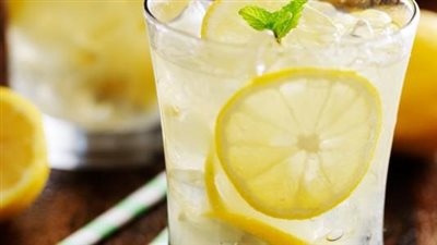 طبيب روسي يحذر من شرب الماء بالليمون على معدة فارغة