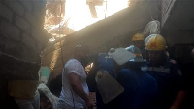 انتشال جثتين لسيدتين إحداهما مسنة في انهيار عقار الدخيلة بالإسكندرية