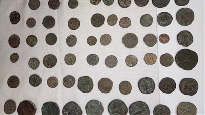 ضبط 203 عملات أثرية بمطار القاهرة الدولي (صور)