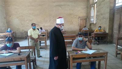 رئيس قطاع المعاهد يتفقد لجان امتحانات الثانوية الأزهرية بالغربية