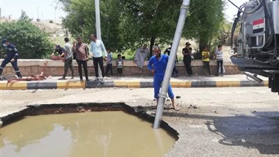 إصلاح كسر في ماسورة مياه بمنطقة الكرور بأسوان