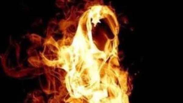 شاب يشعل النيران