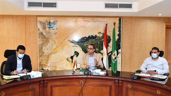 محافظ الفيوم يناقش
