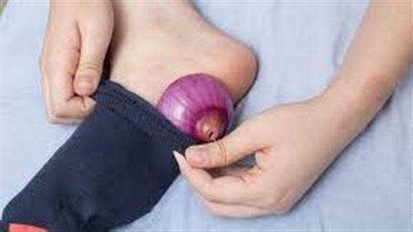 وضع البصل تحت الكعب