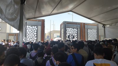 الزحام أمام أبواب معرض الكتاب يثير غضب القُراء