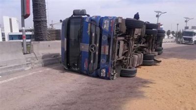 انقلاب سيارة نقل أعلى نفق سندنهور بطريق 