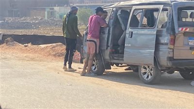 إصابة شخصين في تصادم سيارة بالحواجز الخرسانية بالطريق الدائري (صور)