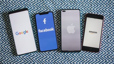 منها جوجل وفيسبوك وآبل.. 130 دولة توافق على دفع الشركات الكبرى ضريبة عالمية
