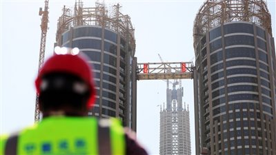 تركيب الجسر الفولاذ الرابط بين البرجين التوائم في العاصمة الإدارية الجديدة 