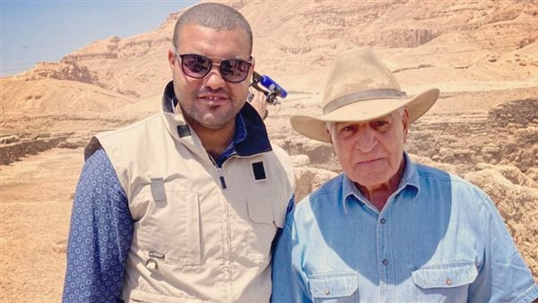 زاهى حواس وعلي أبو