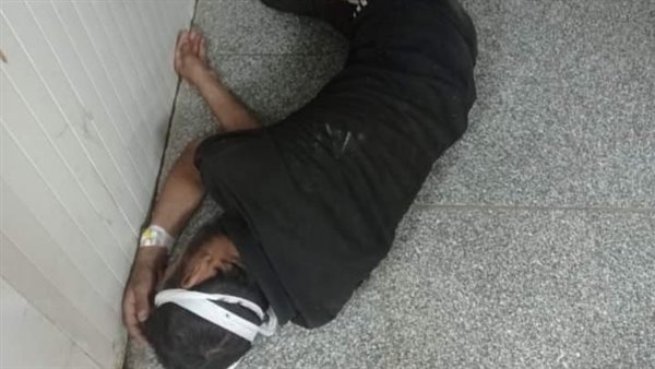 المريض أمام المستشفى