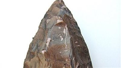 الكشف عن أداة حجرية للإنسان البدائي تعود إلى 37 مليون سنة بالفيوم (خاص)