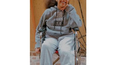 بعد تكفل الدولة بتوفير العلاج.. أم تستغيث لإنقاذ ابنتها المصابة بالضمور العضلي (خاص)