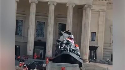 هدم تمثال الملكة فيكتوريا والملكة إليزابيث في كندا