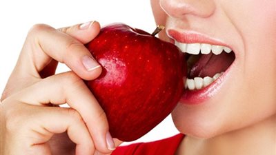 تحارب التسوس.. تعرف على فوائد فاكهة التفاح للأسنان