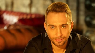 حسام حبيب: والدتي دائما تنصحني بطاعة أمر الله في المعاملة مع والدي (فيديو)