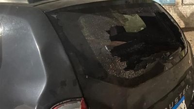 مختل عقليًا يهشم زجاج السيارات فى شارع مصر حلوان الزراعى بالمعادى (صور)