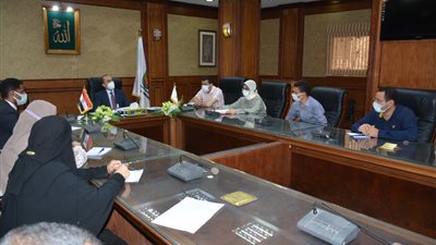 نائب محافظ سوهاج يجتمع بوحدة نظم المعلومات الجيومكانية لمناقشة تطوير سير العمل (صور)