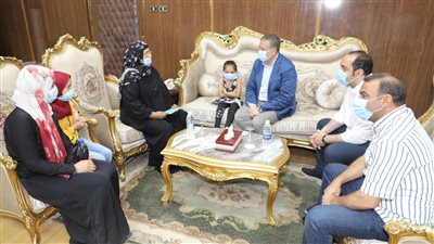 محافظ المنوفية يقرر صرف مساعدات مالية وطبية لحالات إنسانية (صور)