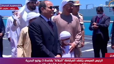 محمد بن زايد يلتقط صورة بهاتفه لاستعراض الطائرات المصرية (فيديو)