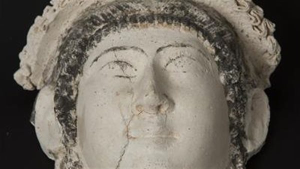  قناع لسيدة من العصر