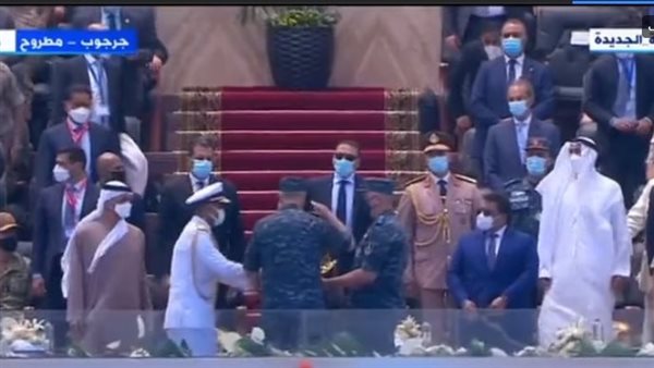 تسليم هدية قائد القوات