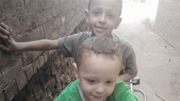 الطفلين الشقيقين