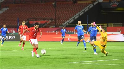 الشوط الأول.. الأهلي يمطر شباك سموحة بثلاثة أهداف 