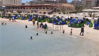 إقبال كبير على شواطئ الغردقة هربا من ارتفاع درجات الحرارة (صور)