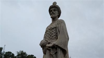 قصائد عربية.. «أَبَت عَبَراتُهُ إِلّا اِنسِكابا» أبو فراس الحمداني