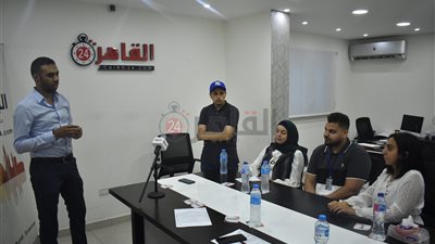 وفد من طلاب الجامعة العربية يزور القاهرة 24 للاطلاع على تجربة الذكاء الاصطناعي في إنتاج الأخبار (صور)