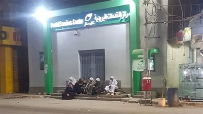 لصرف المعاشات.. مُسنون يحجزون أدوارهم ليلًا في 