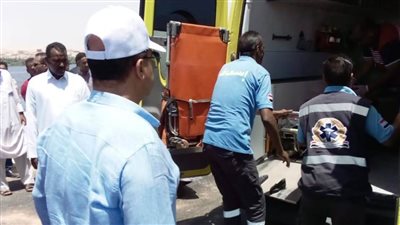 مصرع شخص وإصابة 15 آخرين إثر تصادم سيارتين بأسوان