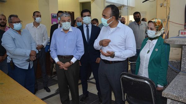 محافظ المنيا داخل