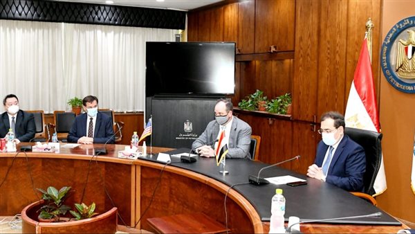 وزير البترول مع وفد