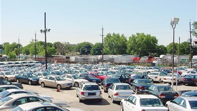 الساعة بـ 5 جنيهات.. افتتاح ساحة انتظار بمدينة قنا لتحقيق السيولة المرورية ومنع تكدس السيارات