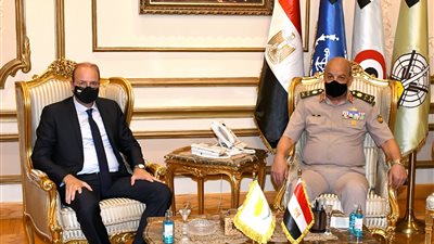 القائد العام للقوات المسلحة يبحث مع نظيره القبرصي تبادل الخبرات بين البلدين
