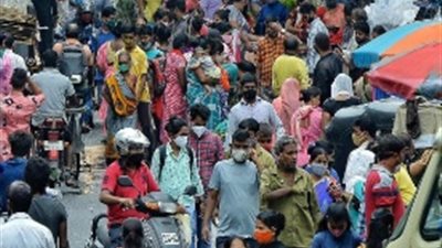 الهنود ينتهكون قيود فيروس كورونا على الرغم من ارتفاع معدل الإصابات