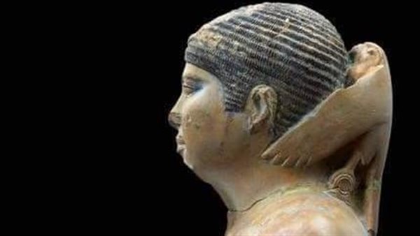 تمثال لملك يرتدي