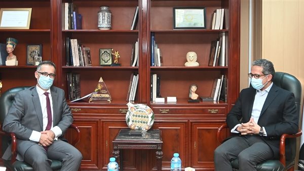 وزير السياحة وسفير