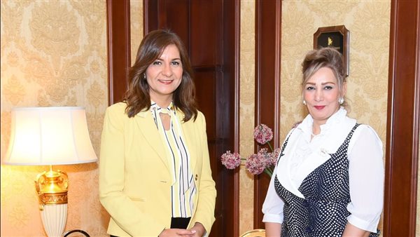 وزيرة الهجرة مع إحدى