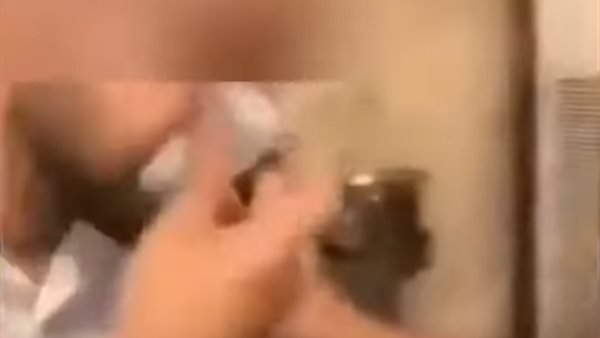 شاب يمسح مخاطه بالليرة