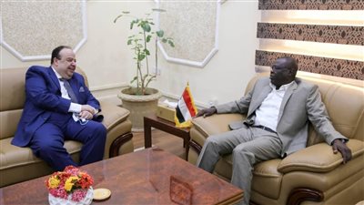 عضو مجلس السيادة السوداني يلتقي سفير مصر بالخرطوم