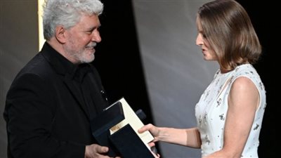جودي فوستر تتسلم السعفة الفخرية من مهرجان 