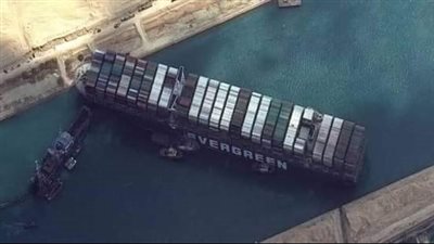 بمشاركة 6 قاطرات و7 لانشات.. تفاصيل احتفالية قناة السويس بمغادرة 