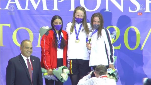 الفراشة الذهبية ندى