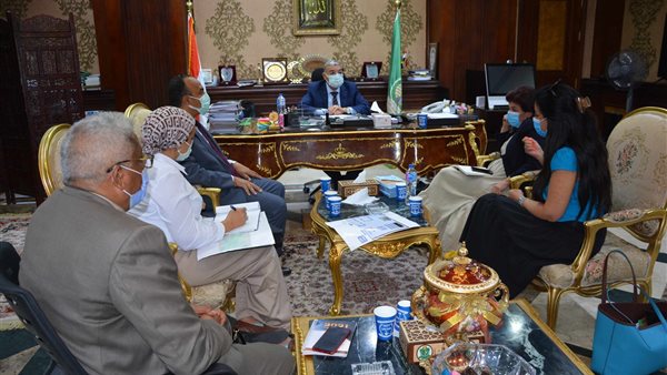 محافظ المنيا يلتقي